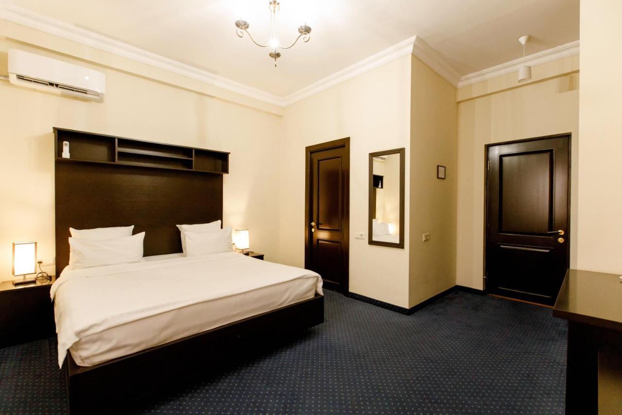 14 Floor Hotel 耶烈万 外观 照片