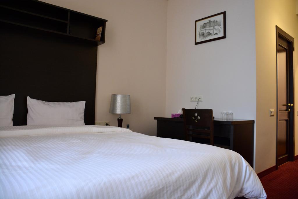 14 Floor Hotel 耶烈万 外观 照片