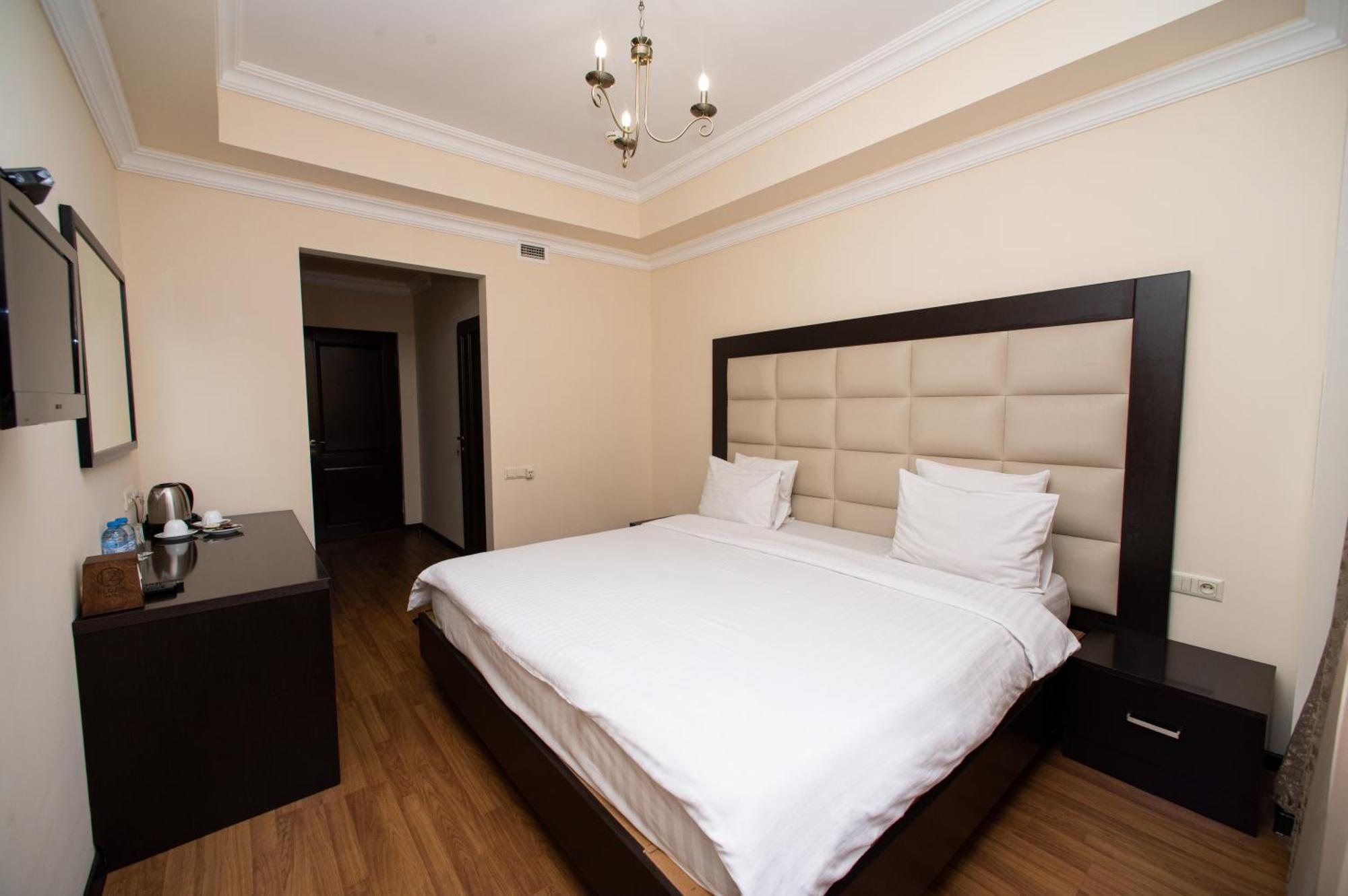 14 Floor Hotel 耶烈万 外观 照片