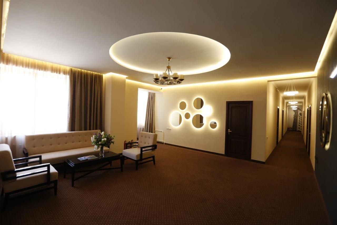 14 Floor Hotel 耶烈万 外观 照片